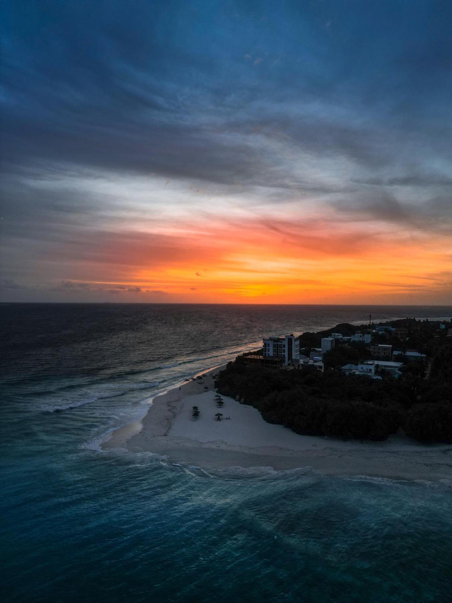 Ukulhas Villa Beach Hotel Exterior photo