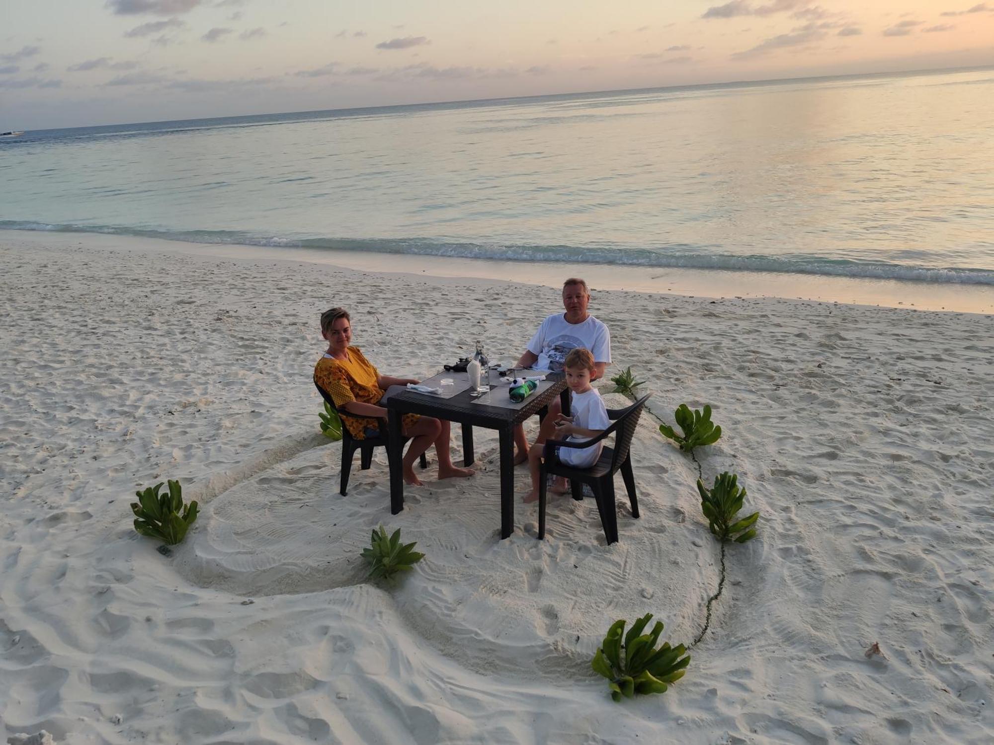 Ukulhas Villa Beach Hotel Exterior photo